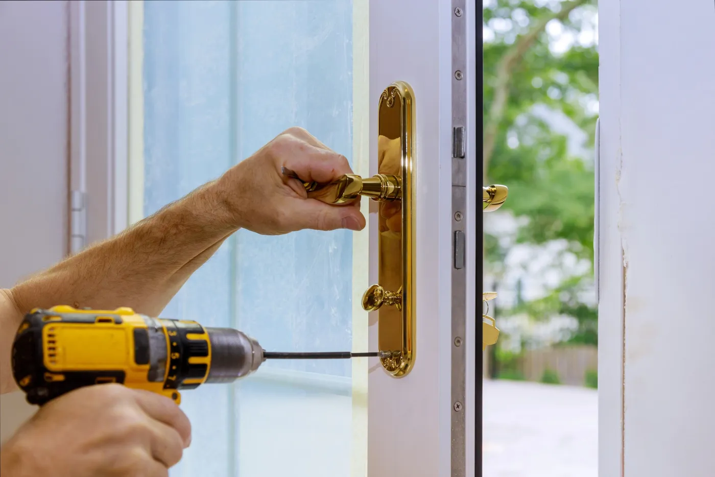 Pose d'une serrure sur la porte d'entrée d'une maison avec jardin à Garches