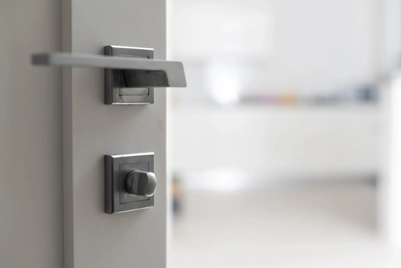Poignée et serrure de porte d'entrée contemporaine à Garches (Hauts-de-Seine)